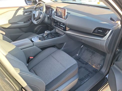 Used 2022 Nissan Rogue SV image 16