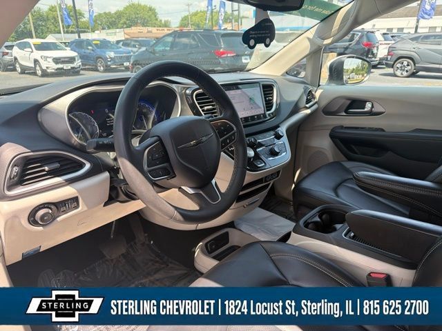Used 2023 Chrysler Pacifica Touring-L FWD image 10