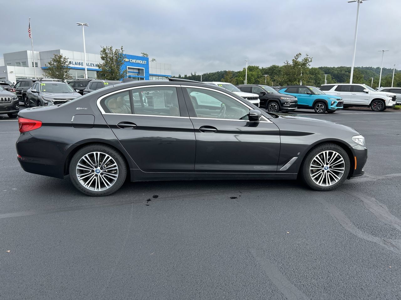 Used 2019 BMW 530e xDrive w/ Convenience Package AWD/4WD image 8