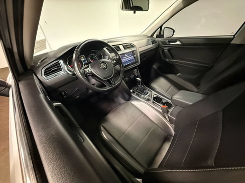 Used 2018 Volkswagen Tiguan SE w/ Panoramic Sunroof Package AWD/4WD image 2