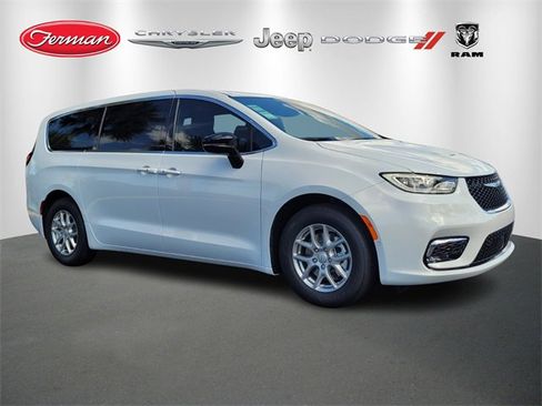 New 2026 Chrysler Pacifica Select image 1