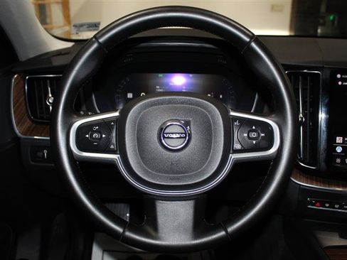 Used 2022 Volvo XC60 B5 Momentum w/ Protection Package Premier FWD image 17