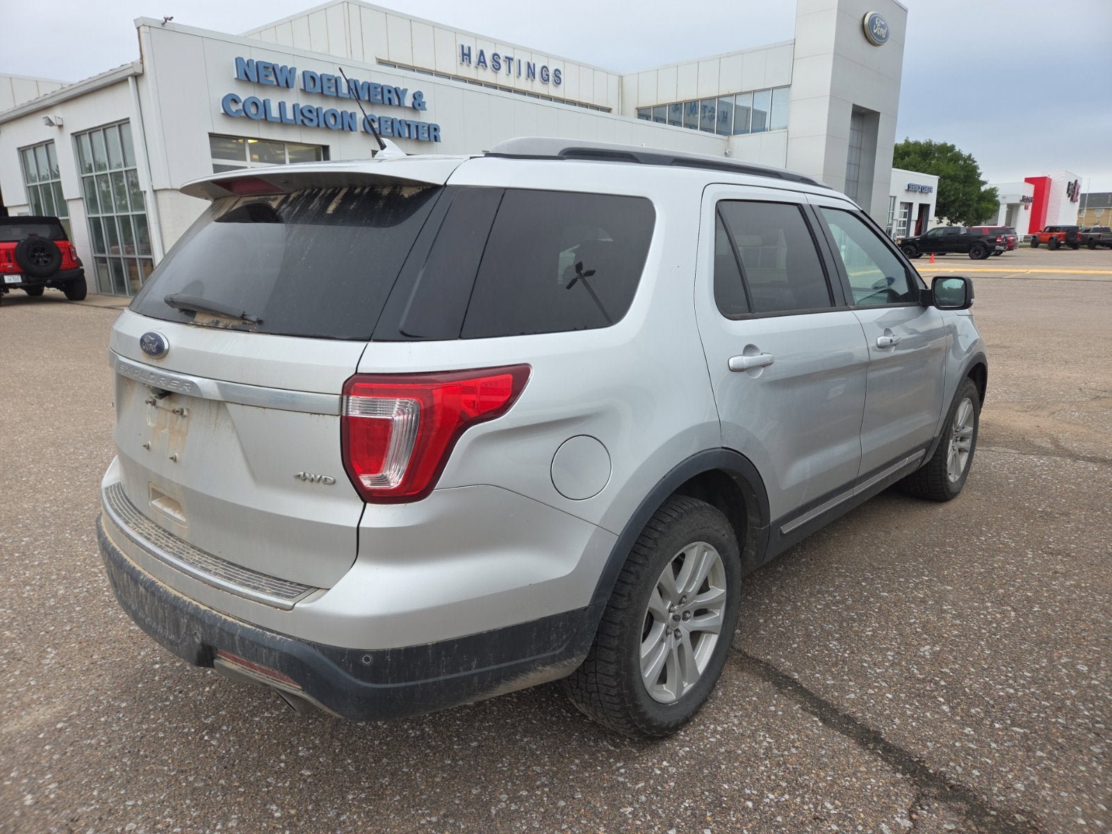Used 2018 Ford Explorer XLT w/ Equipment Group 202A AWD/4WD image 4