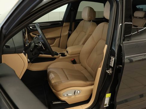Used 2025 Porsche Macan image 5