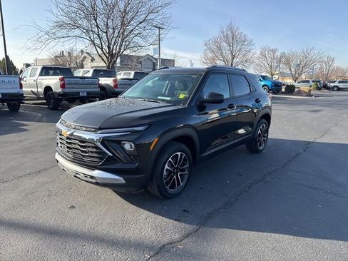 Used 2025 Chevrolet TrailBlazer LT image 3