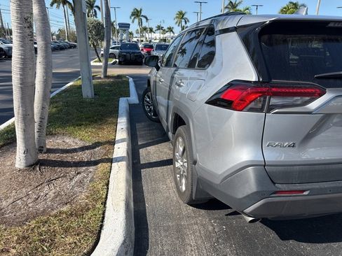 Used 2021 Toyota RAV4 Limited image 10