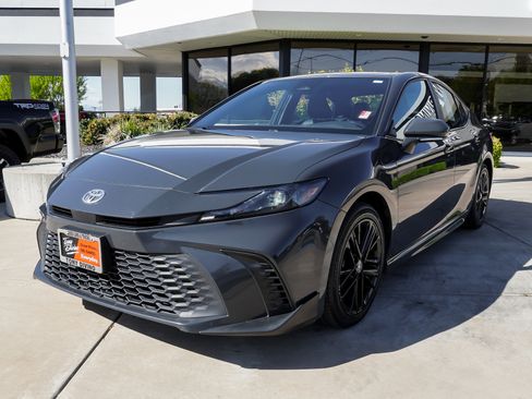 Used 2025 Toyota Camry SE FWD image 4