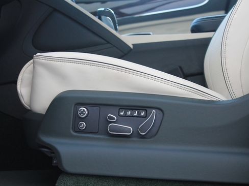 Certified 2024 Bentley Bentayga Extended Wheelbase AWD/4WD image 20