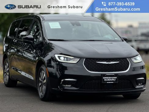 Used 2023 Chrysler Pacifica Touring-L FWD image 1