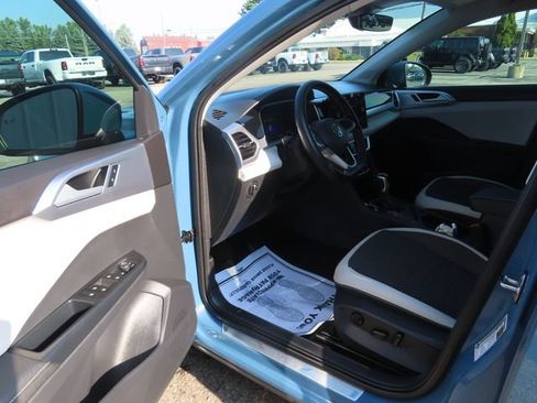 Used 2025 Volkswagen Taos SE FWD image 17