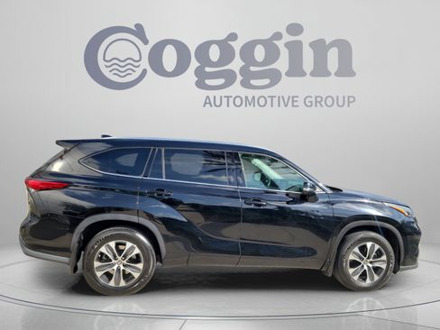 Used 2021 Toyota Highlander XLE AWD/4WD image 4