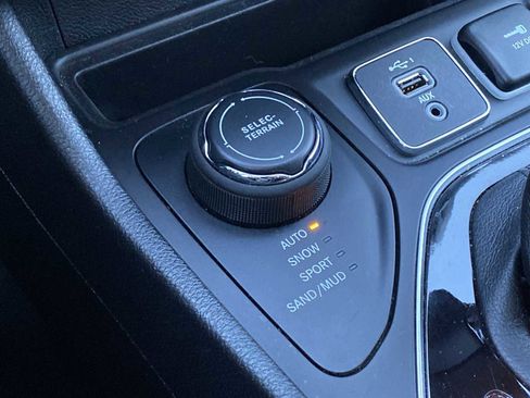 Certified 2022 Jeep Cherokee Limited w/ Elite Package image 24