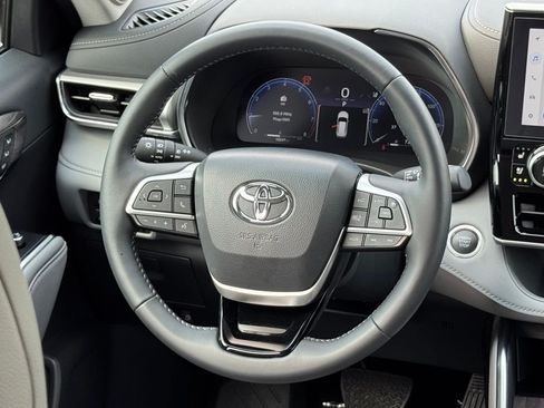 Used 2025 Toyota Highlander Platinum AWD/4WD image 29