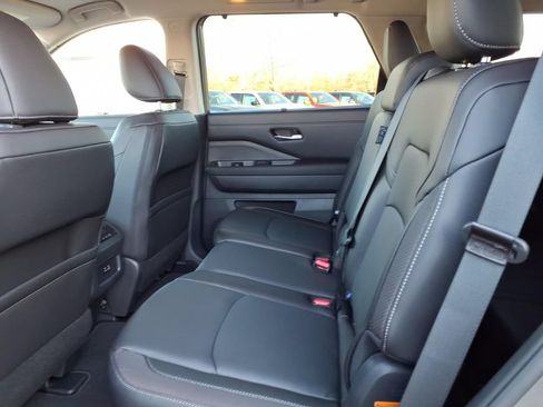 Certified 2025 Nissan Pathfinder SL w/ Black Appearance Package AWD/4WD image 8