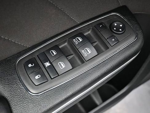 Used 2022 Dodge Charger SXT RWD image 16