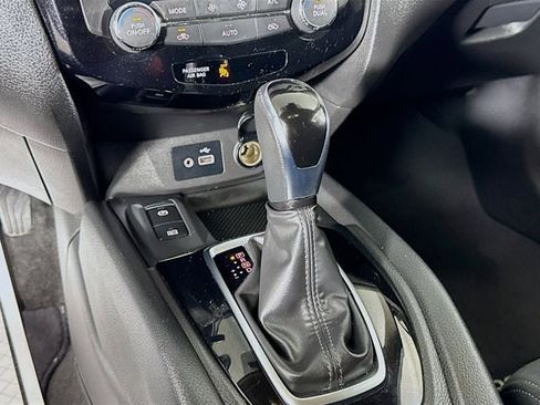 Used 2019 Nissan Rogue SV w/ Sun & Sound Touring Package image 14