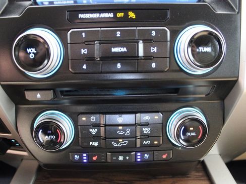 Used 2018 Ford F150 Lariat w/ Equipment Group 502A Luxury AWD/4WD image 8