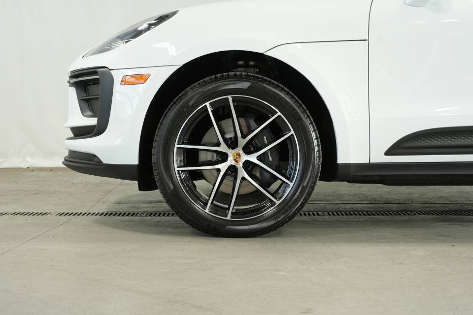 Certified 2025 Porsche Macan AWD/4WD image 42