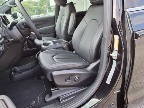 New 2026 Chrysler Pacifica Select image 9