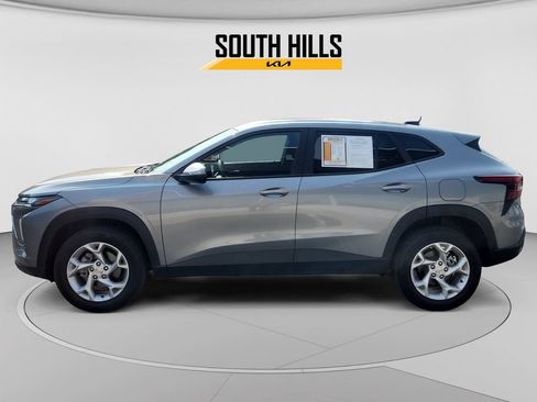 Used 2025 Chevrolet Trax LS w/ LS Convenience Package FWD image 2