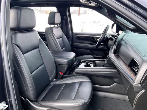Used 2025 Chevrolet Suburban Z71 w/ Z71 Off-Road Package image 11