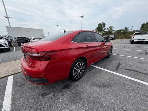 Used 2025 Volkswagen Jetta SE FWD image 3