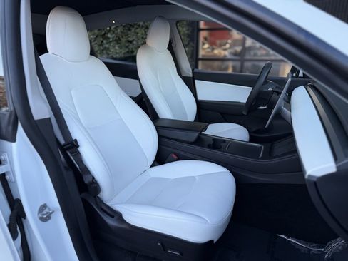 Used 2021 Tesla Model Y Long Range image 33