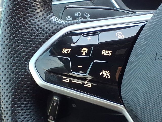 Used 2024 Volkswagen Tiguan SE R-Line AWD/4WD image 10