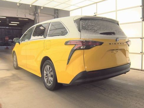 Used 2022 Toyota Sienna LE image 4