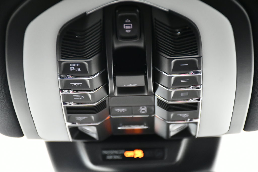 Certified 2024 Porsche Macan AWD/4WD image 19
