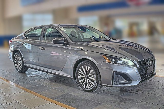 Used 2024 Nissan Altima 2.5 SV FWD image 2
