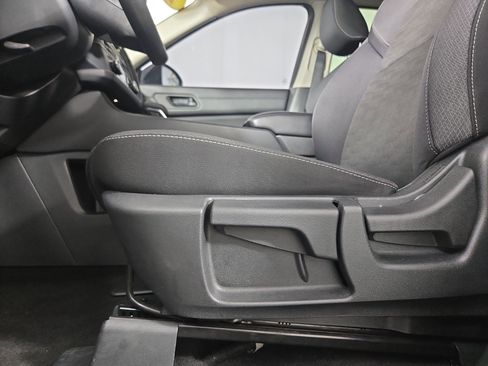 Used 2024 Nissan Pathfinder S image 29