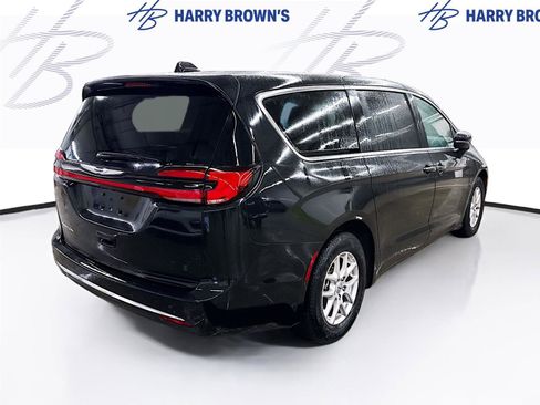 Used 2023 Chrysler Pacifica Touring-L image 10