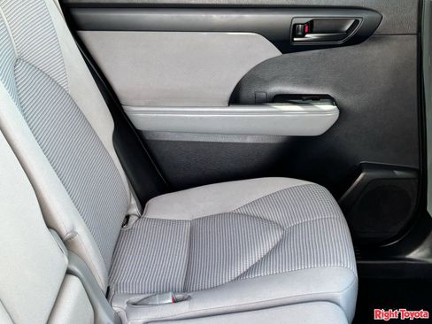 Used 2022 Toyota Highlander LE FWD image 13