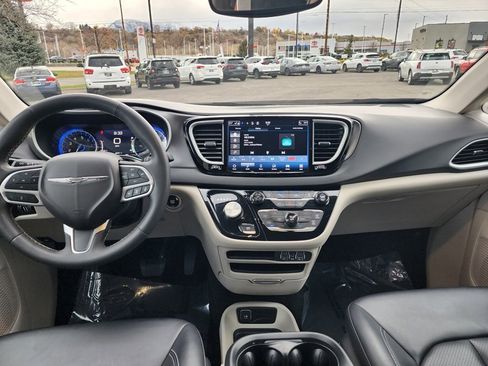 Used 2024 Chrysler Pacifica Touring-L image 16