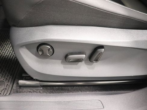 Used 2024 Volkswagen Tiguan SE w/ Panoramic Sunroof Package image 14