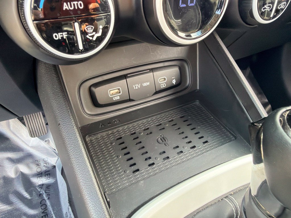 Used 2025 Hyundai Venue Limited FWD image 27