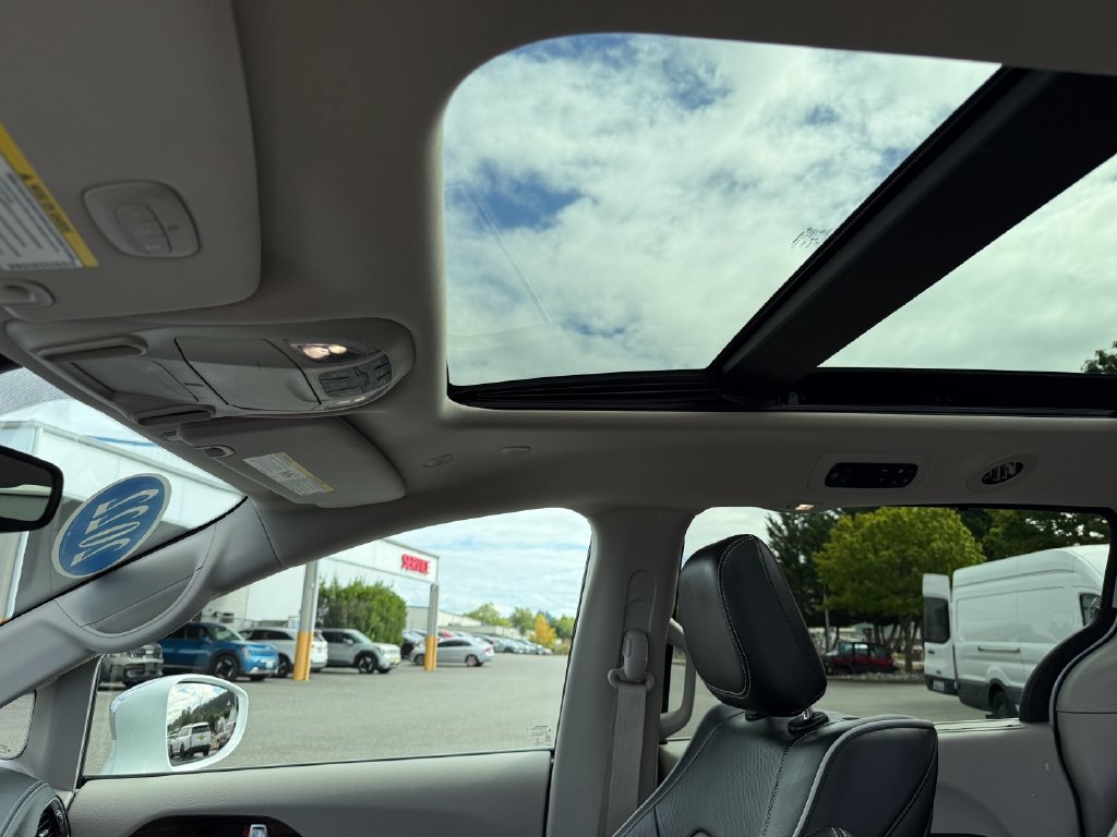 Used 2022 Chrysler Pacifica Limited w/ Uconnect Theater Family Group FWD image 18
