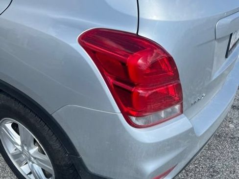Used 2018 Chevrolet Trax LT w/ LT Convenience Package FWD image 6