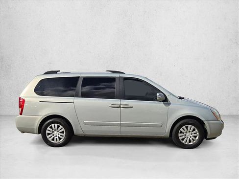 Used 2012 Kia Sedona LX image 4