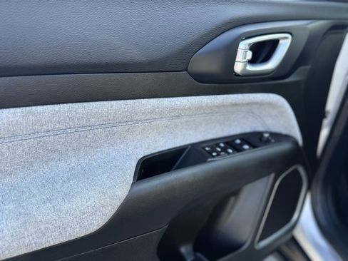 Used 2024 Jeep Compass Latitude image 21