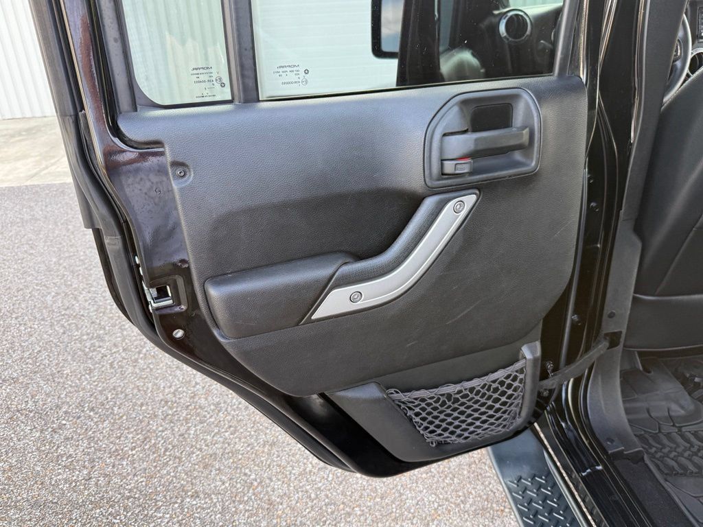 Used 2014 Jeep Wrangler Unlimited Sahara w/ Max Tow Package AWD/4WD image 27