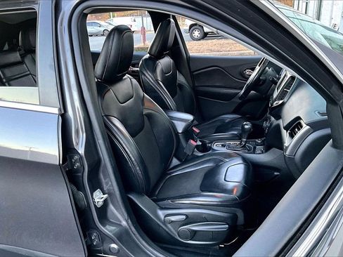 Used 2019 Jeep Cherokee Latitude Plus w/ Comfort/Convenience Group image 6