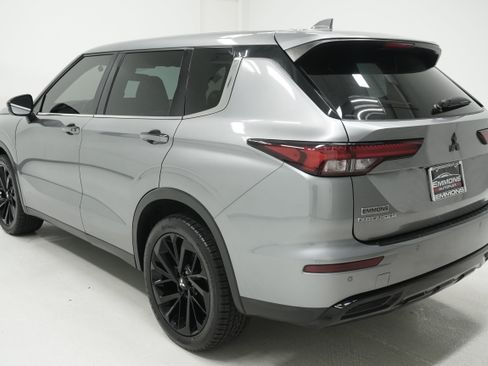 Used 2023 Mitsubishi Outlander SE Black Edition FWD image 6