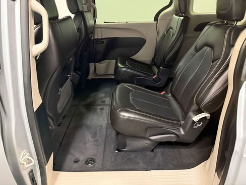 Used 2024 Chrysler Pacifica Touring-L image 48