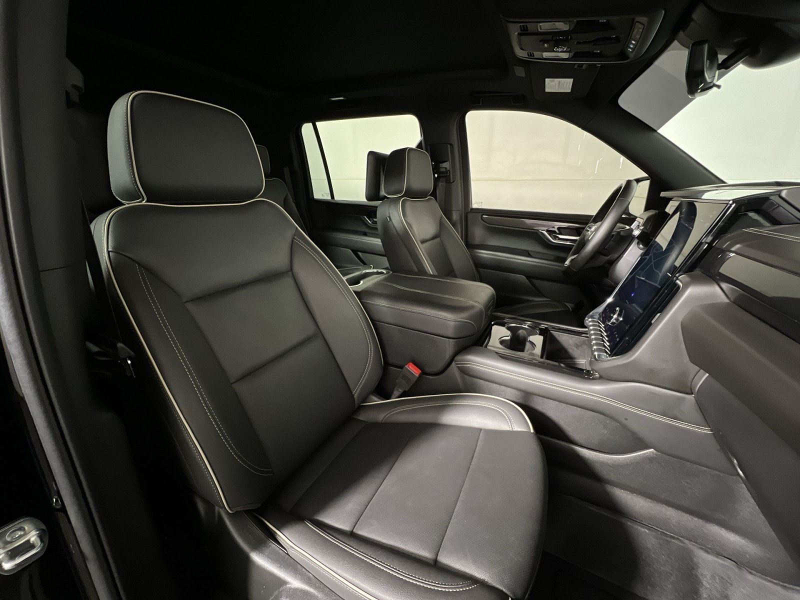 Used 2025 GMC Yukon XL Elevation w/ Elevation Premium Package AWD/4WD image 28