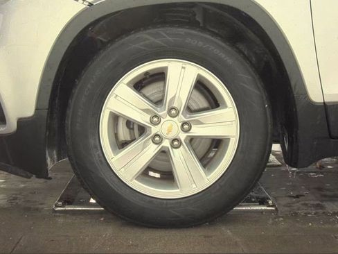 Used 2020 Chevrolet Trax LT w/ LT Convenience Package image 14