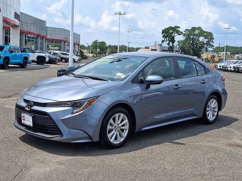 Used 2025 Toyota Corolla LE FWD image 3
