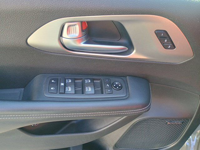 Used 2021 Chrysler Pacifica Limited w/ Uconnect Theater Family Group FWD image 22