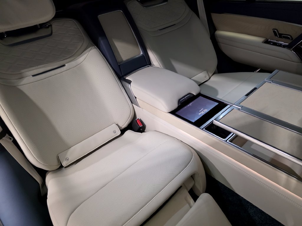 New 2026 Land Rover Range Rover SV AWD/4WD image 11